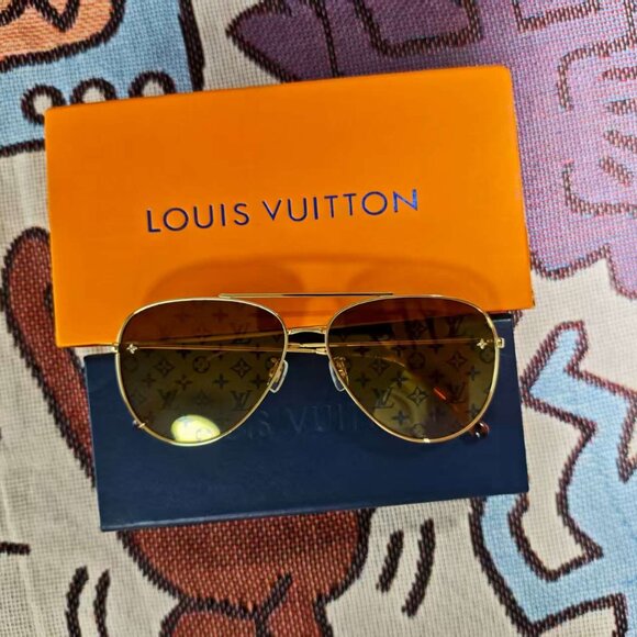 Stylish Louis Vuitton Gold Sunglasses with Brown Lenses - Picture 1 of 6